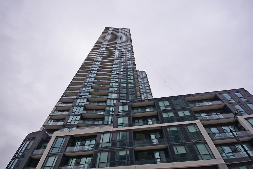 Royal Stays Furnished Apartments - Square One Mississauga Eksteriør billede