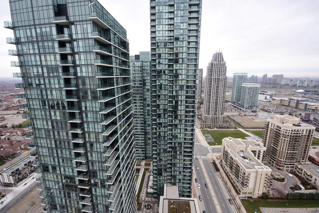 Royal Stays Furnished Apartments - Square One Mississauga Eksteriør billede