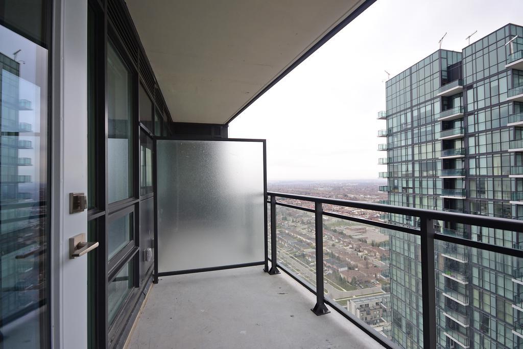Royal Stays Furnished Apartments - Square One Mississauga Eksteriør billede