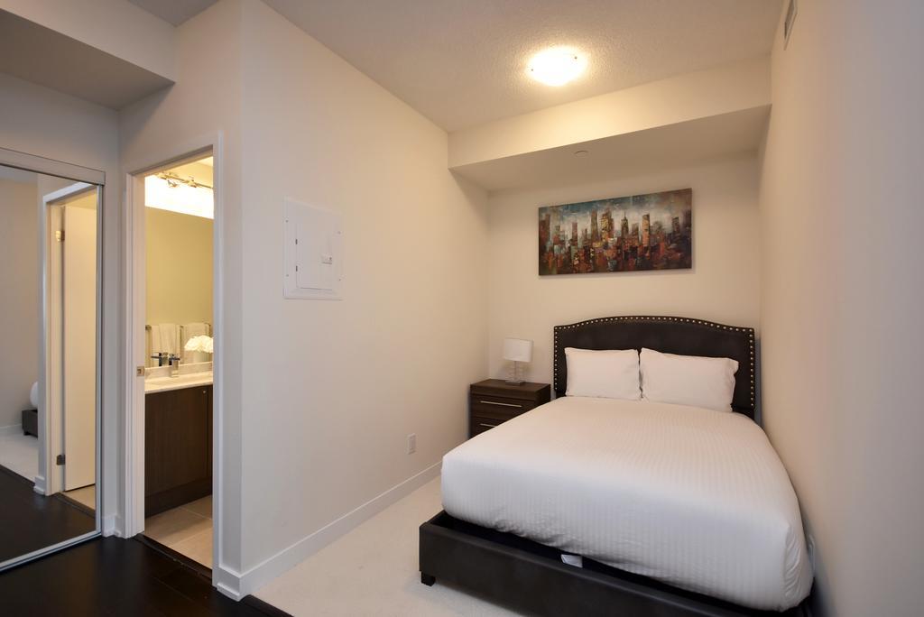 Royal Stays Furnished Apartments - Square One Mississauga Eksteriør billede