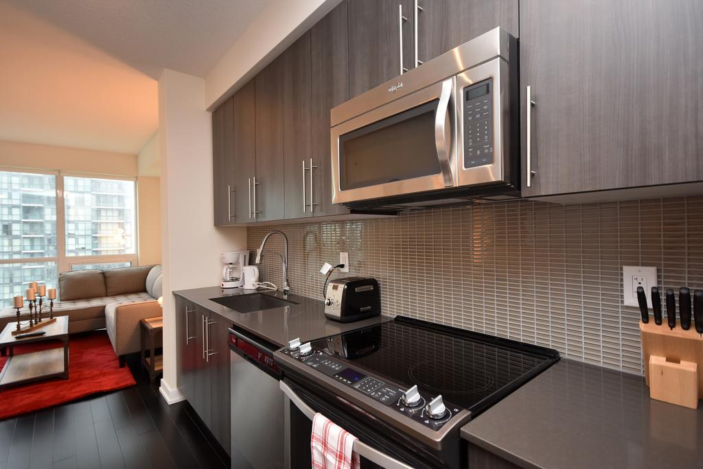 Royal Stays Furnished Apartments - Square One Mississauga Eksteriør billede