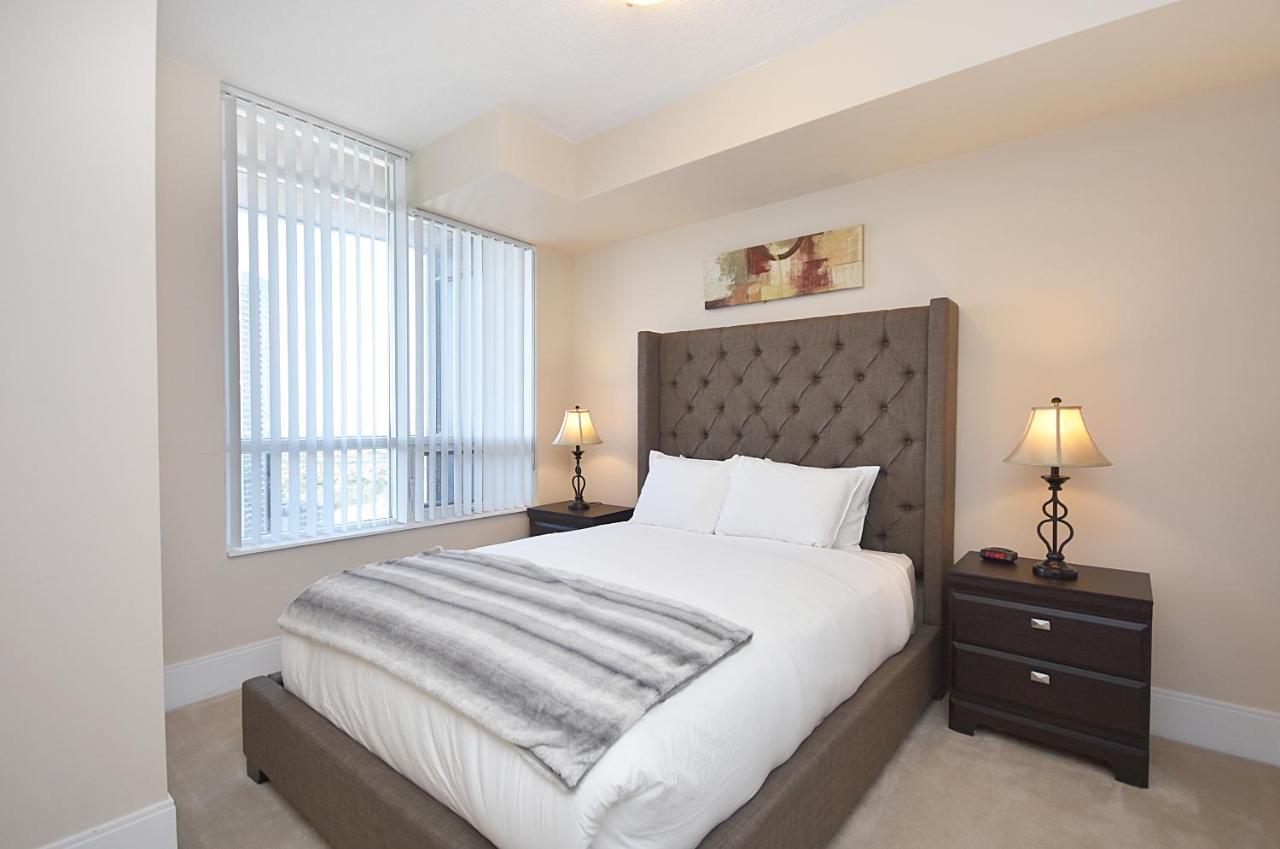 Royal Stays Furnished Apartments - Square One Mississauga Eksteriør billede